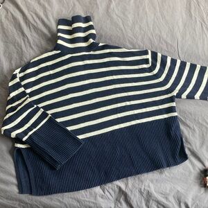 GAP Navy and Cream Split Hem Turtleneck Sweater